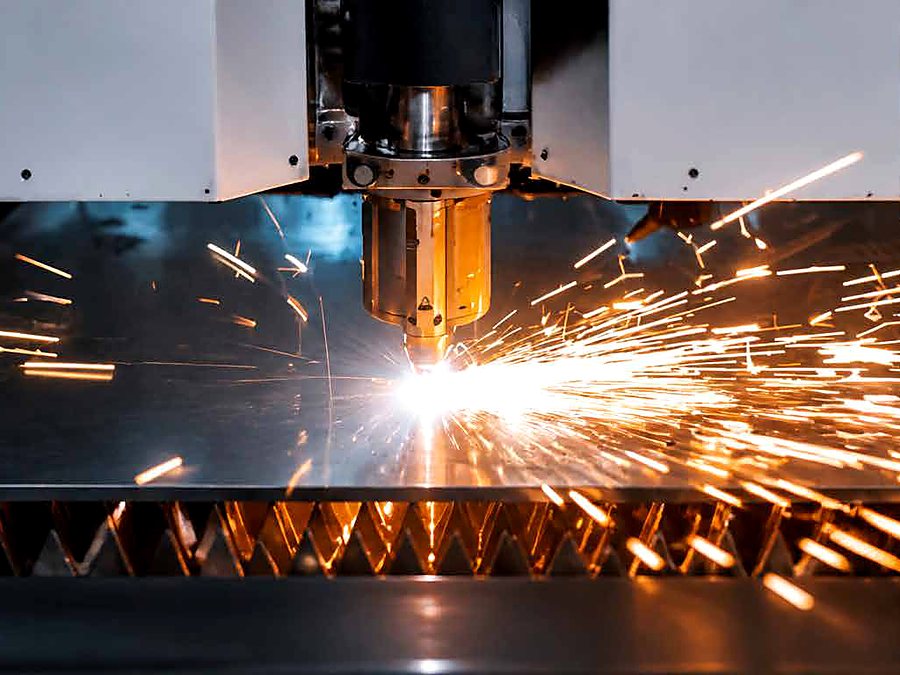 Proses laser cutting pelat logam di workshop DEMPO