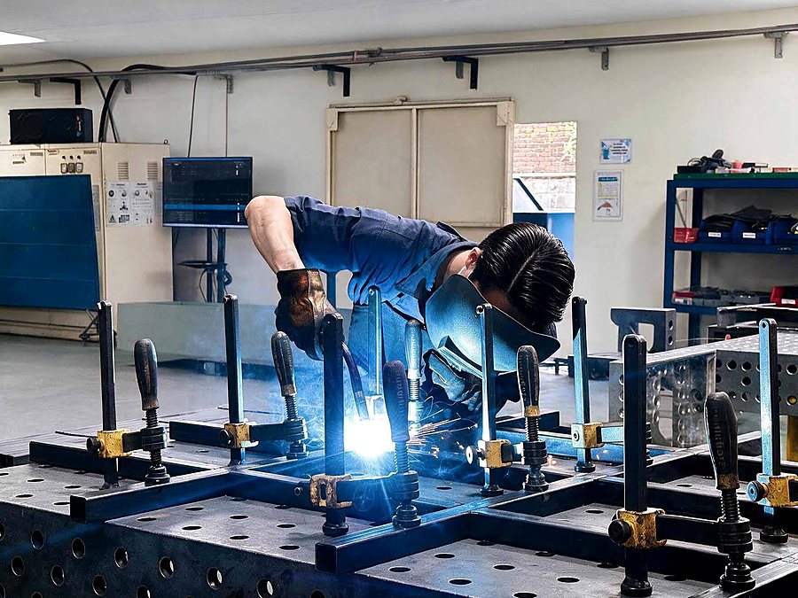 Operator DEMPO melakukan welding rangka di meja fixture